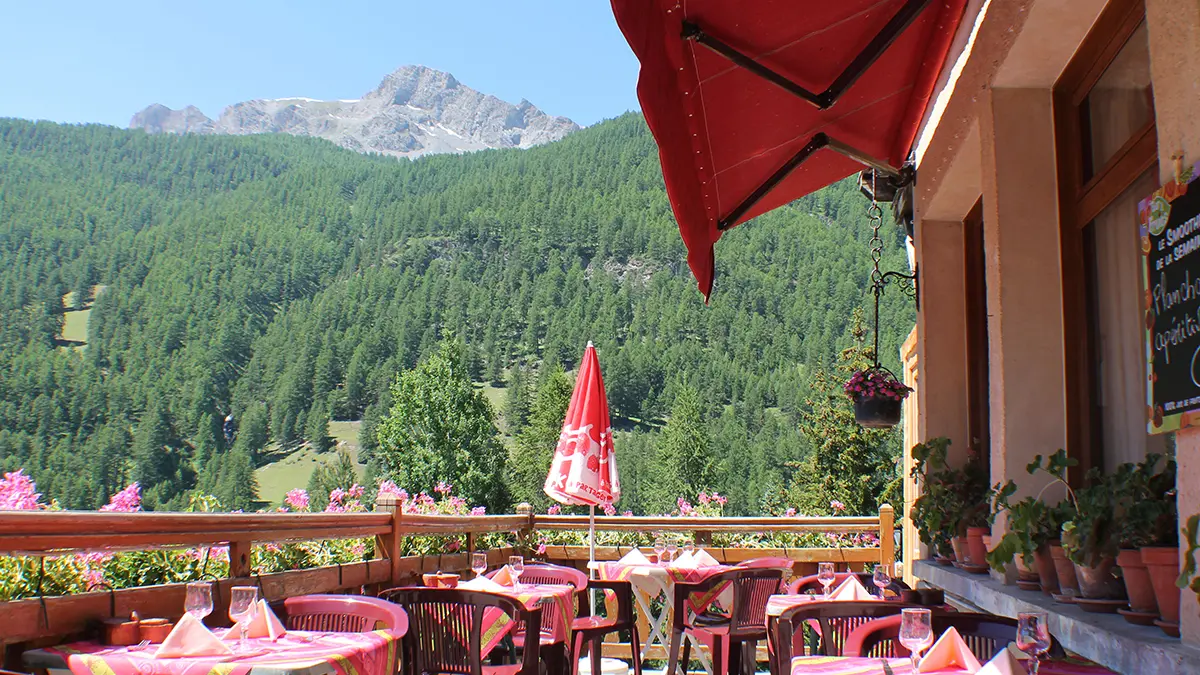 Terrasse avec vue sur les montagnes