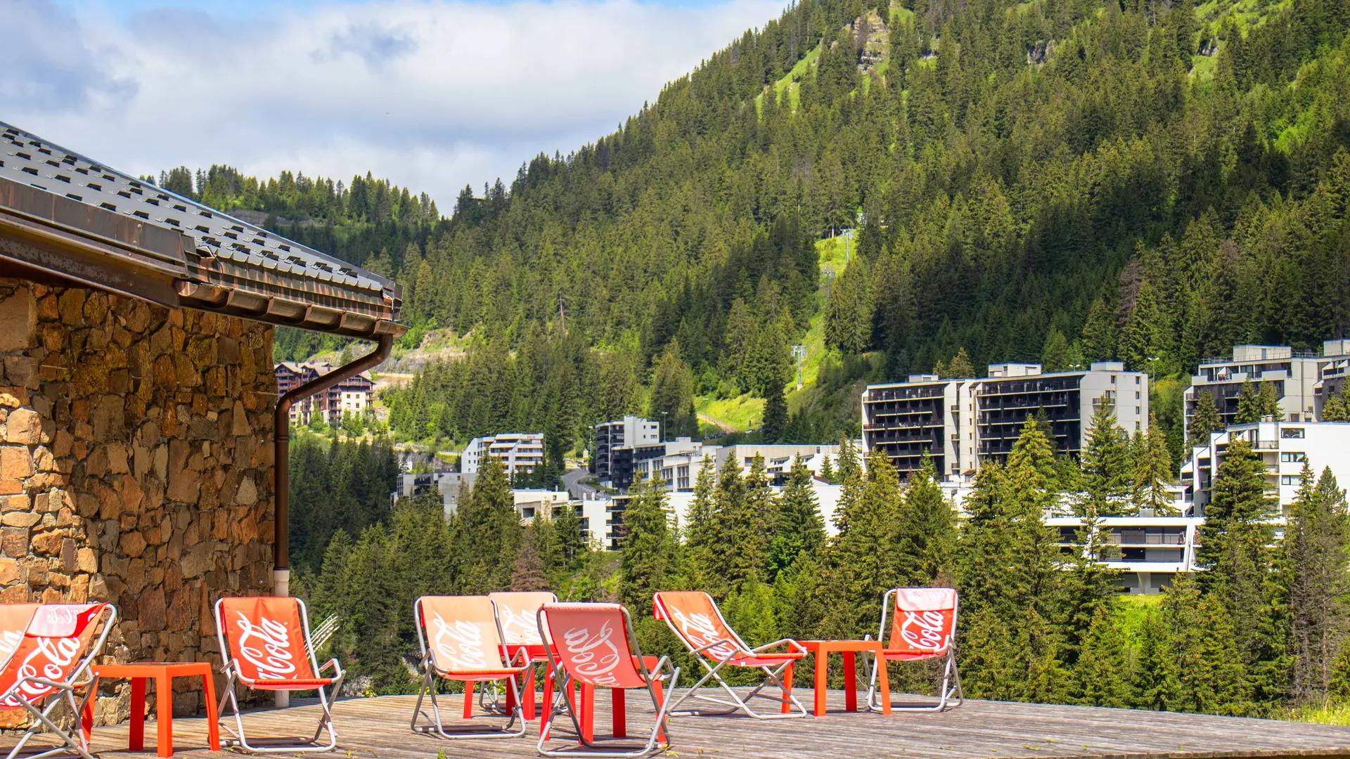Terras met uitzicht op Flaine Forêt op de achtergrond