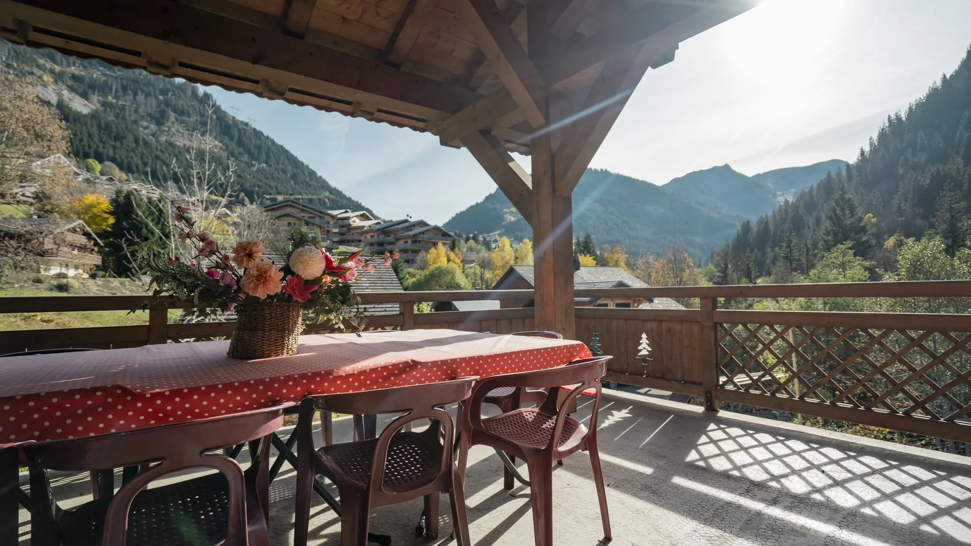 Terrasse couverte avec vue sur le village