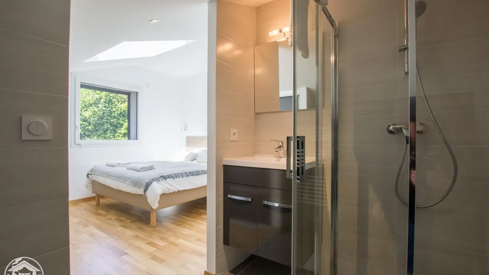 1 ere chambre avec salle de douche