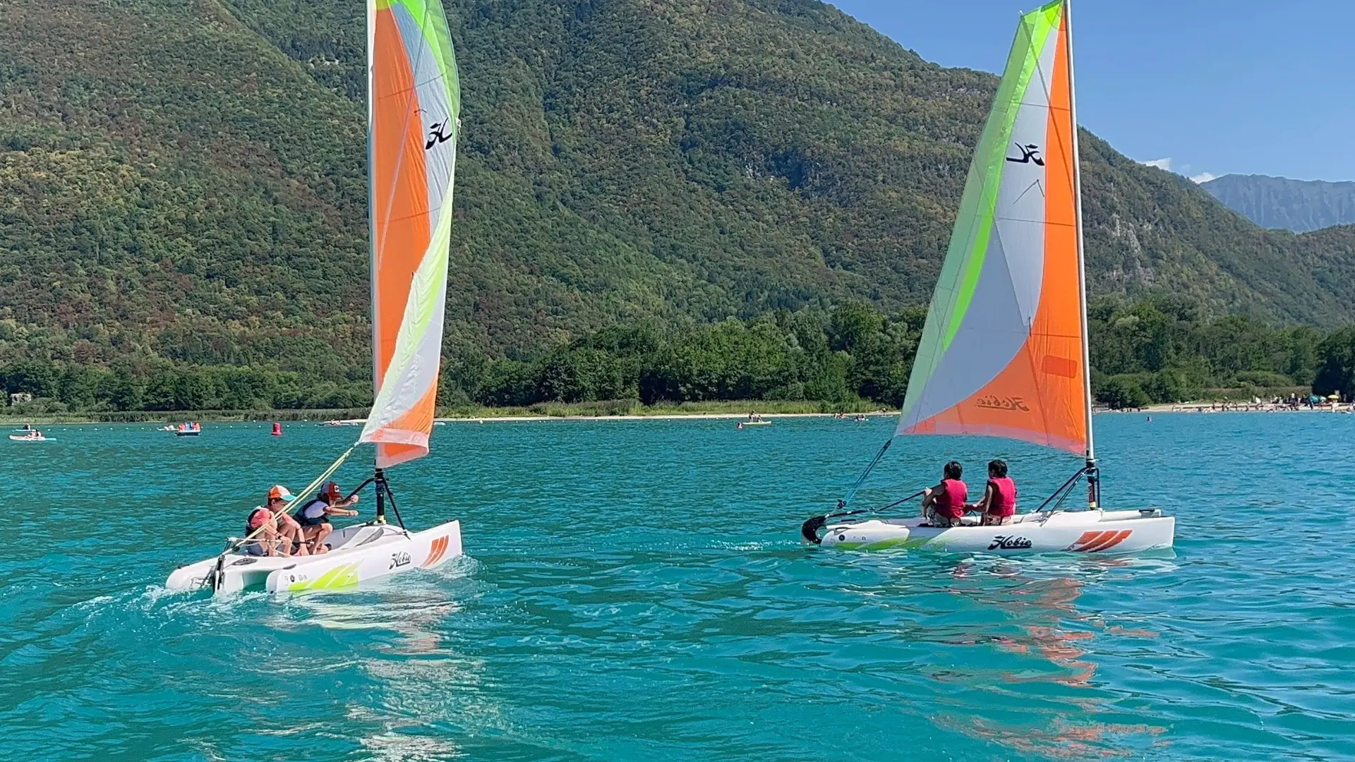deux bateaux sur le lac