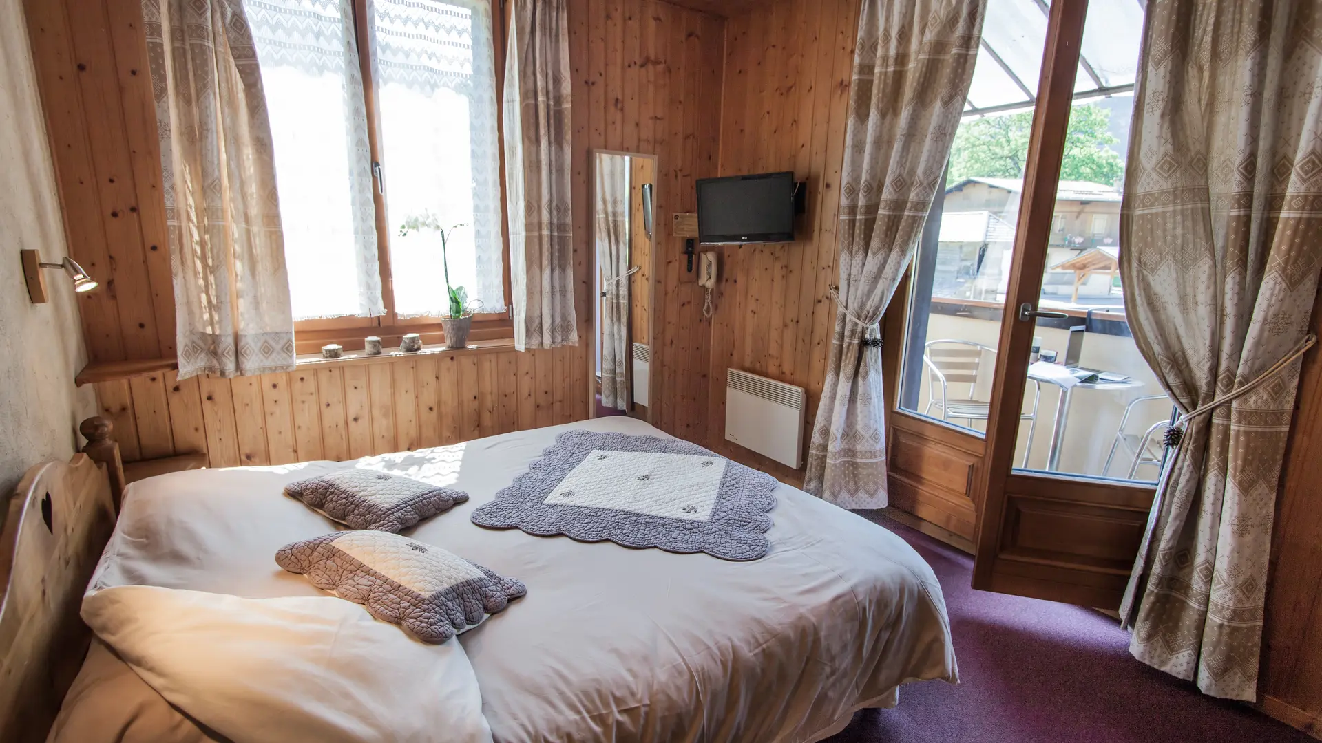Vue sur le lit double, la télévision et le balcon