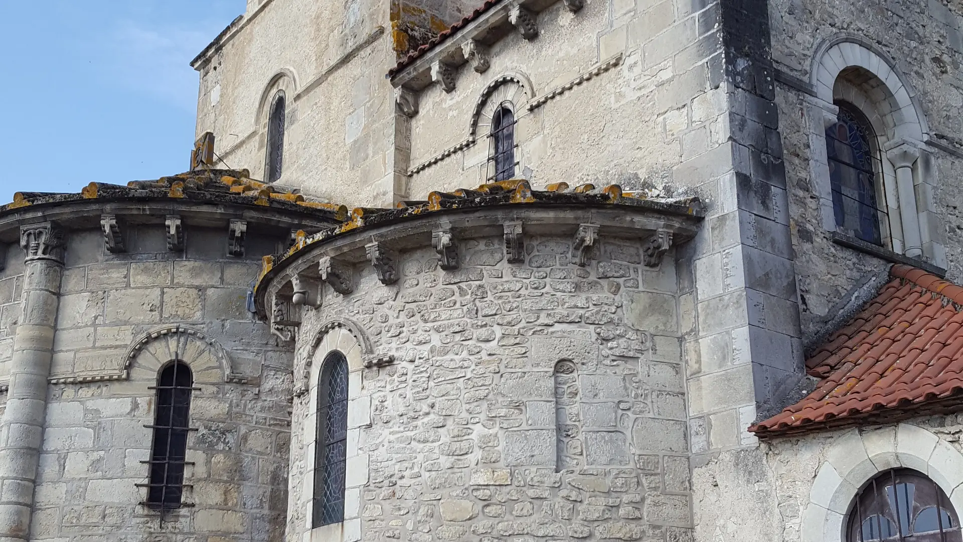 Art roman et terres noires