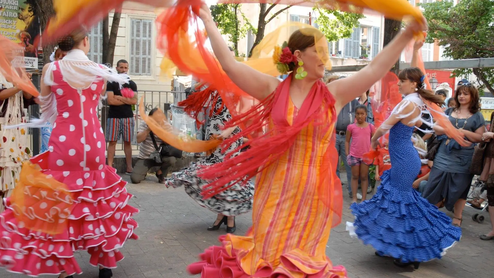 danseuses sévillanes en mouvement