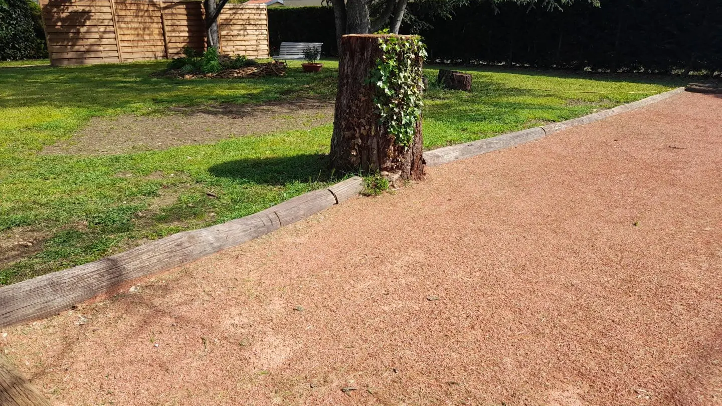 Terrain de pétanque, jardin ouest