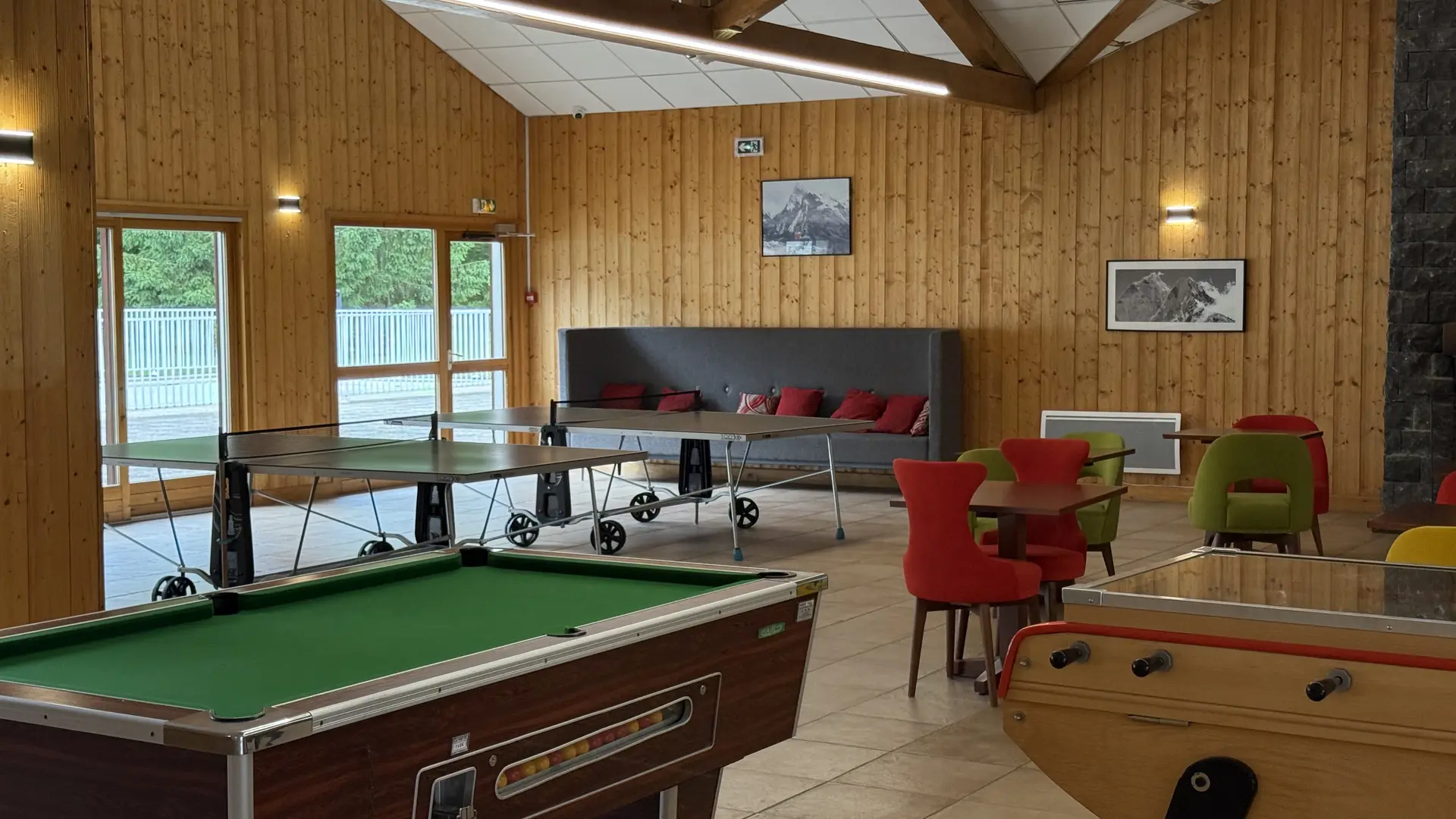 Salle de jeux et hall d'entrée