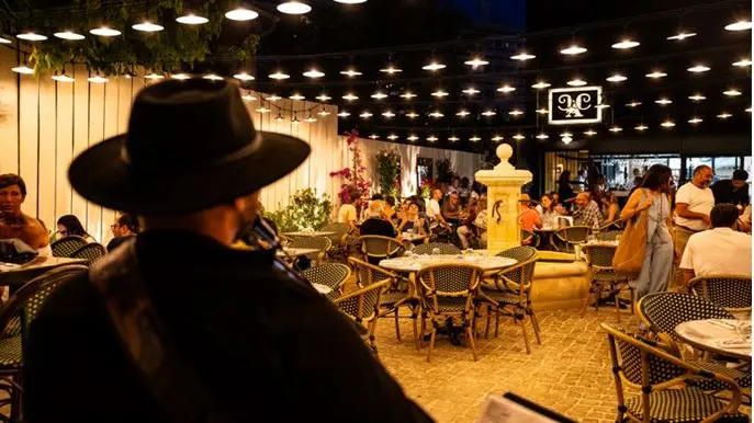 Salle intérieure et musicien