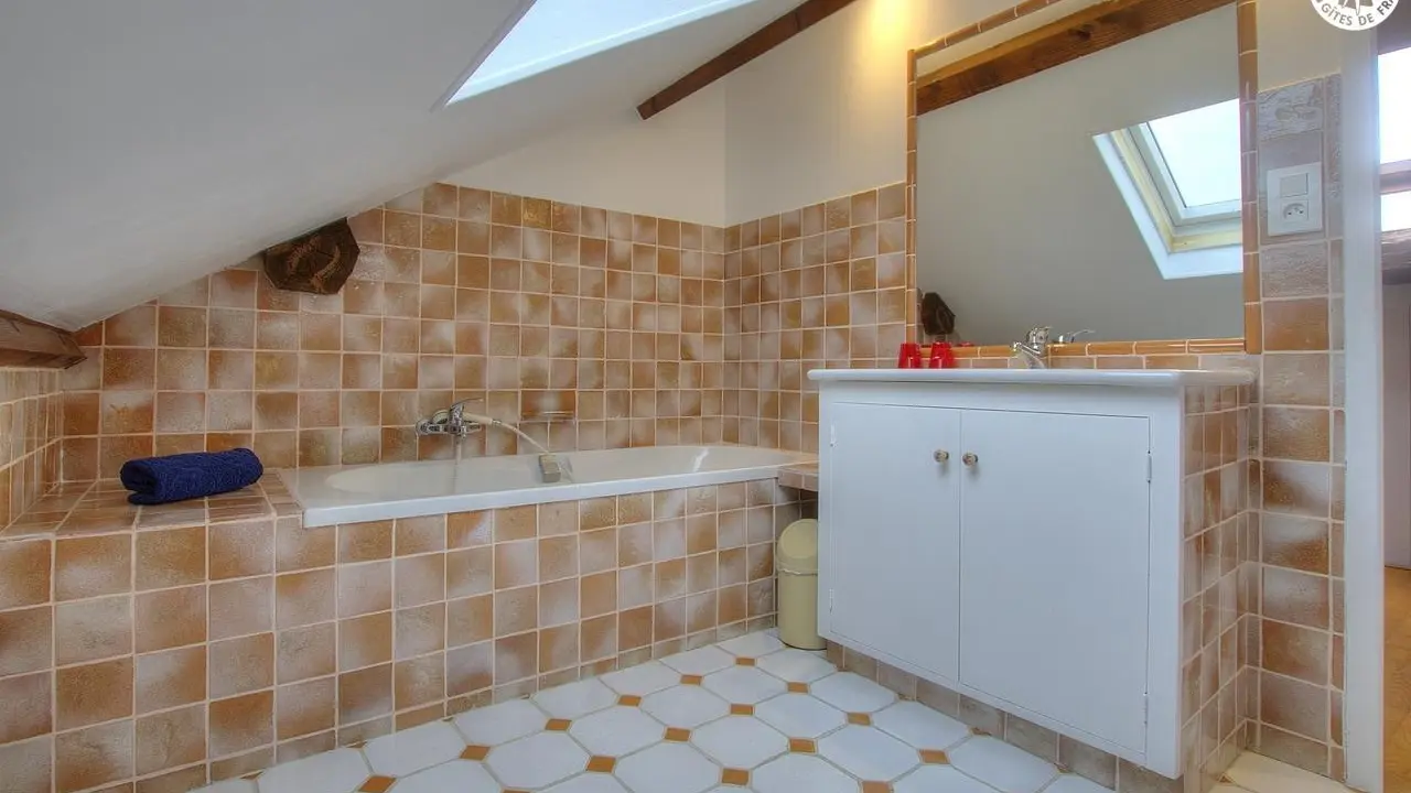 Une salle de bain dans pièce mansardée