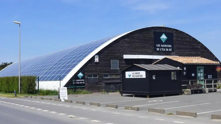 Vue sur la cabane et coopérative des Sauniers