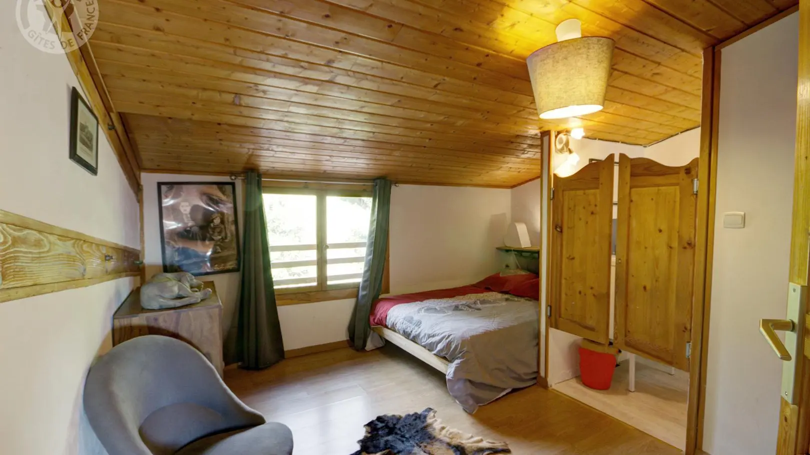 2ème chambre avec salle d'eau privative (à l'étage)