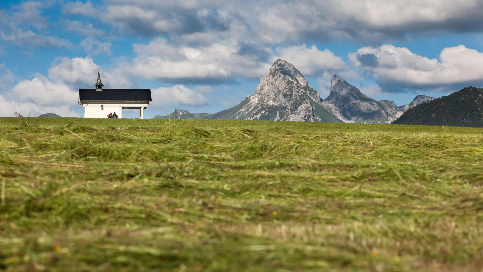 Chapelle de Champeillant, vue sur la Dent d'Oche