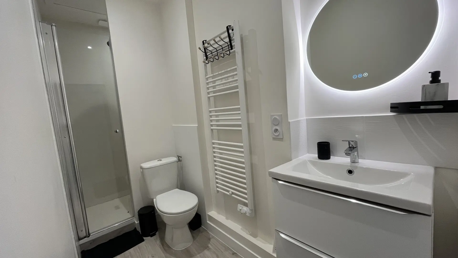 Salle de bain avec douche spacieuse