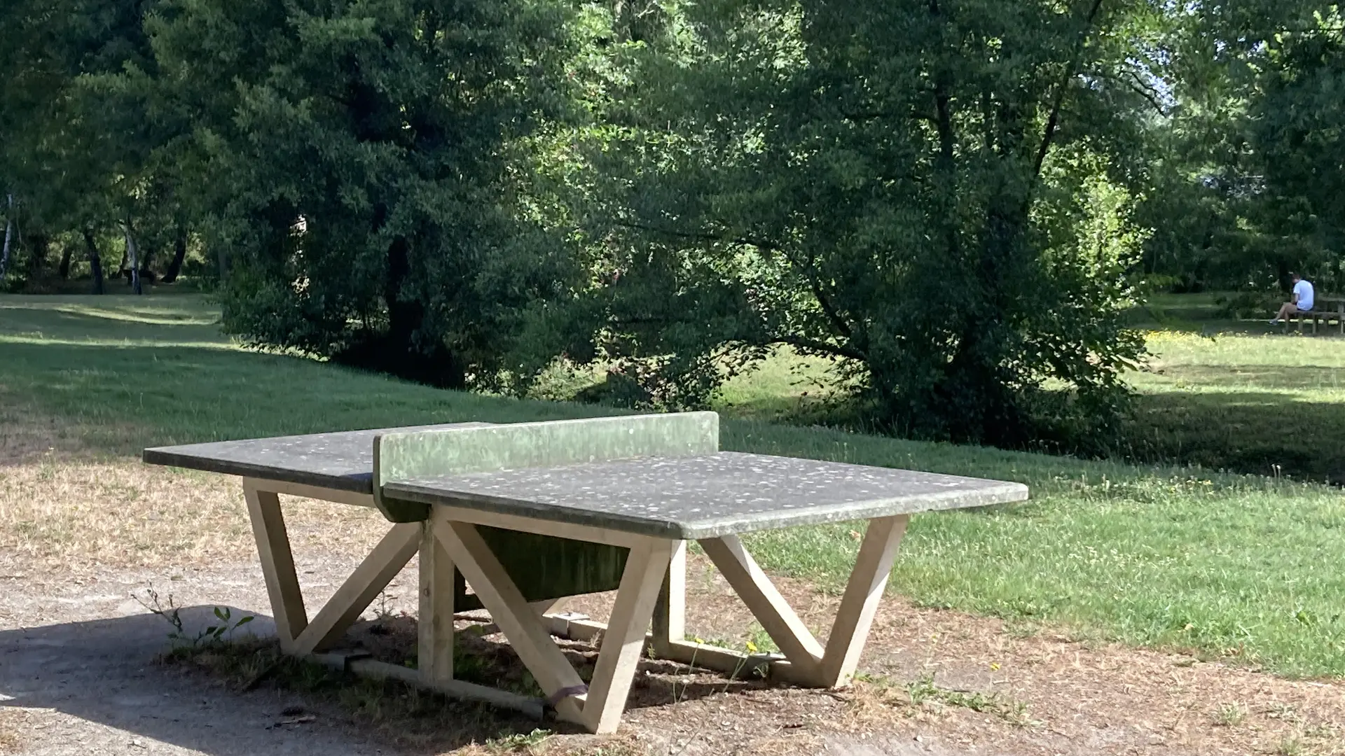 table de ping pong Parc des sources à Manthes