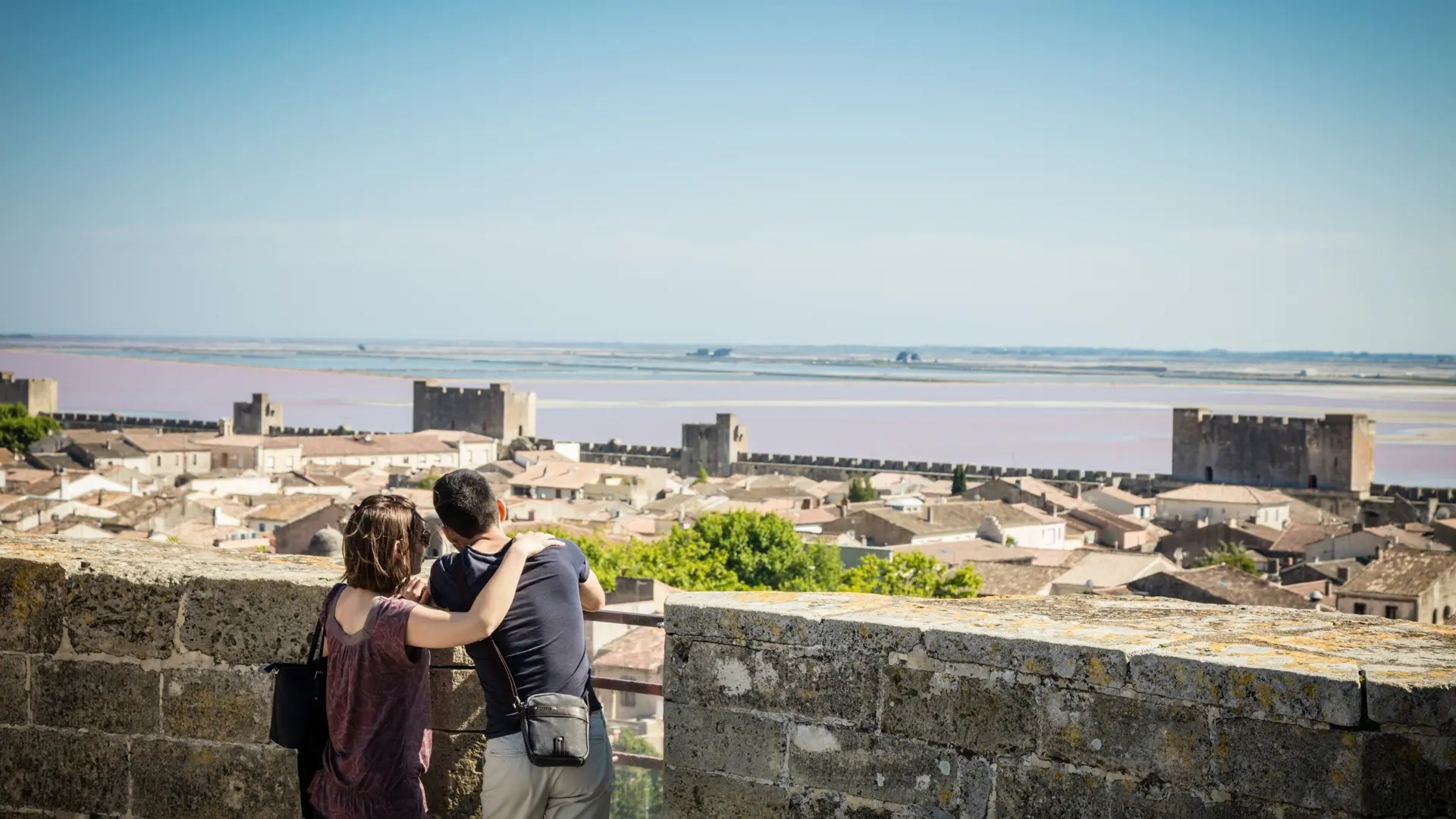 Couple admirant la vue depuis la tour de Constance - Tour et rempart d'Aigues-Mortes