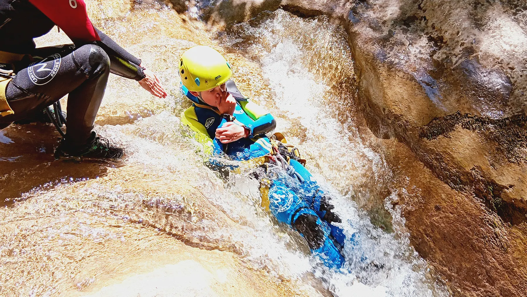 Tobbogan d'un enfant en canyon