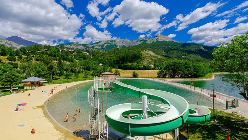 Le toboggan aquatique du parc