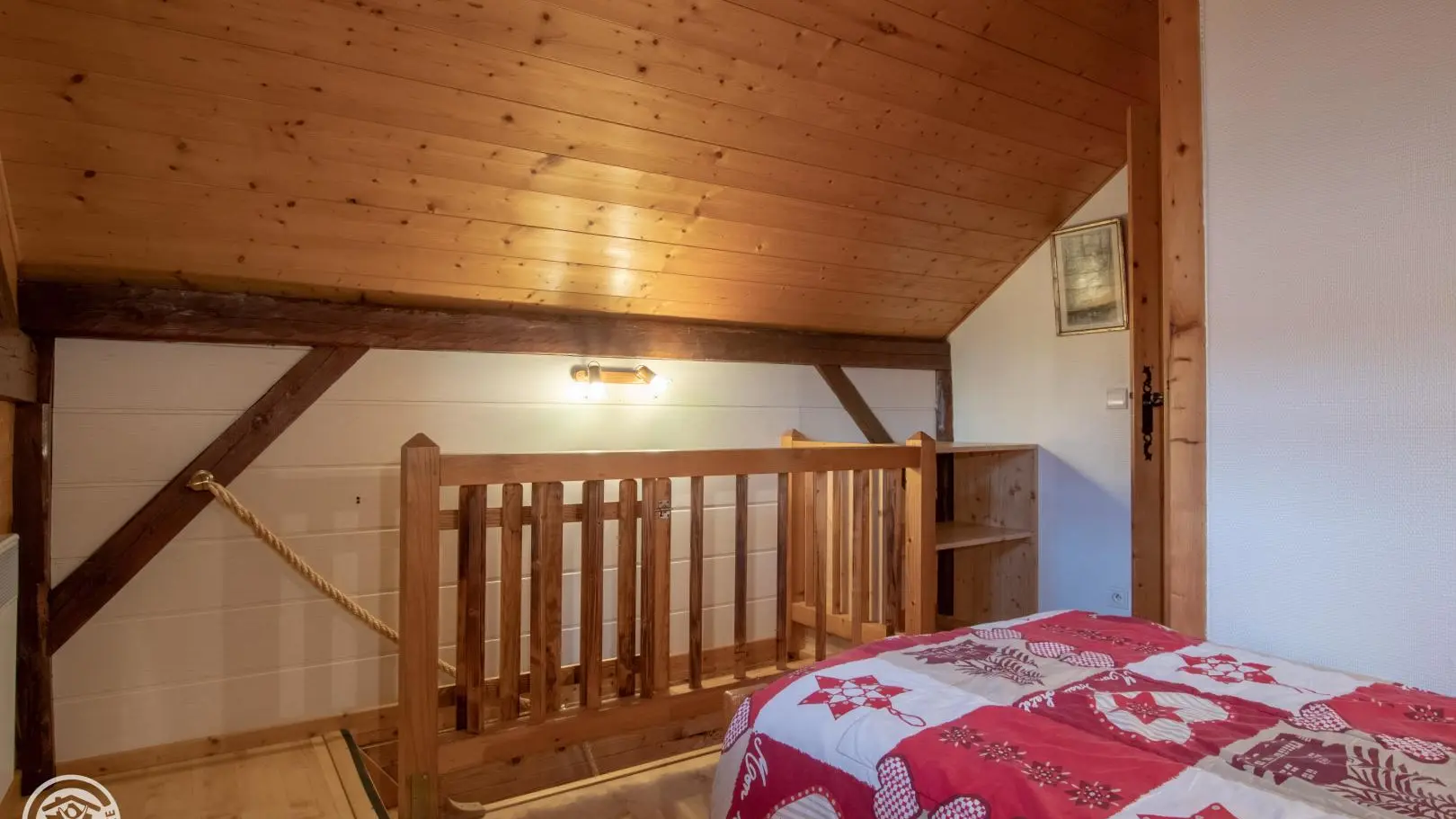 Mezzanine palière pouvant être fermée par une barrière de sécurité pour les enfants.