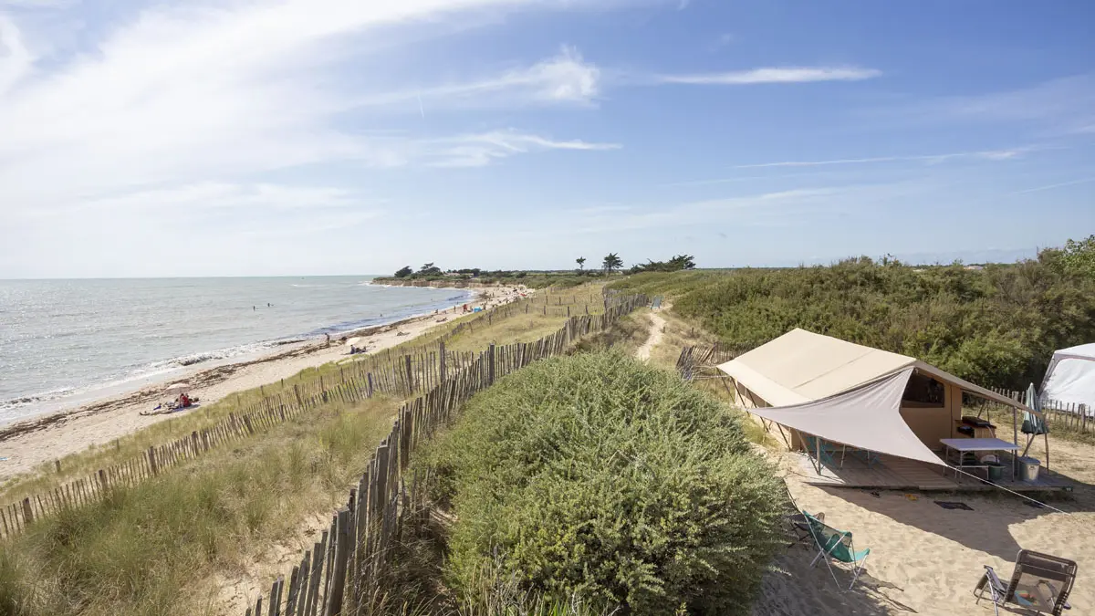 Tente aménagée et plage