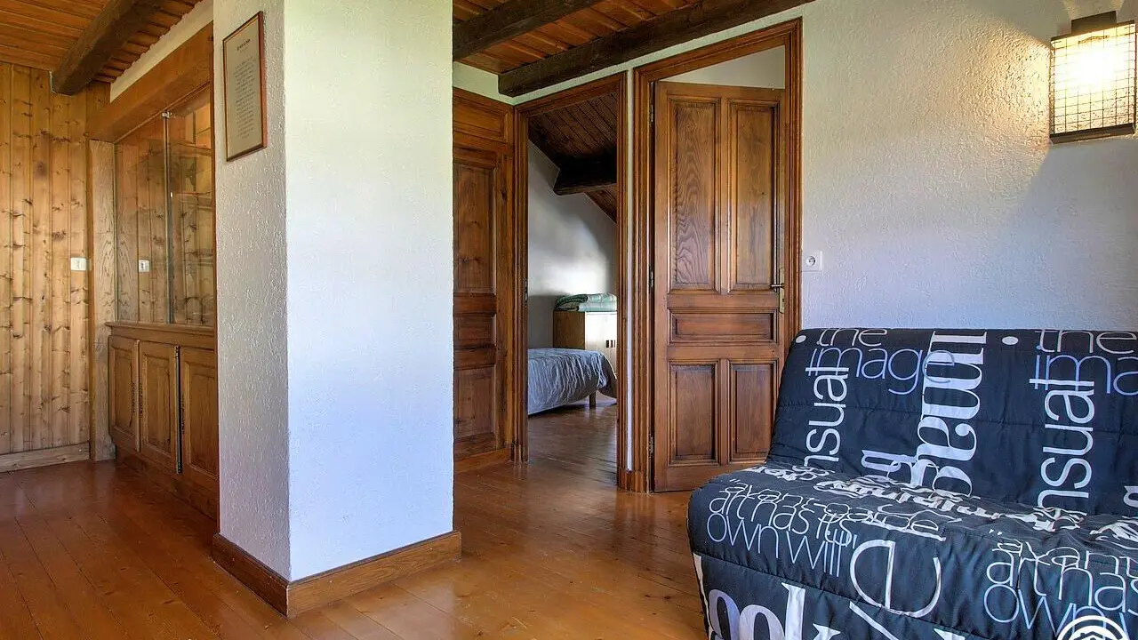 Le palier du 2ème étage avec l'accès aux trois chambres