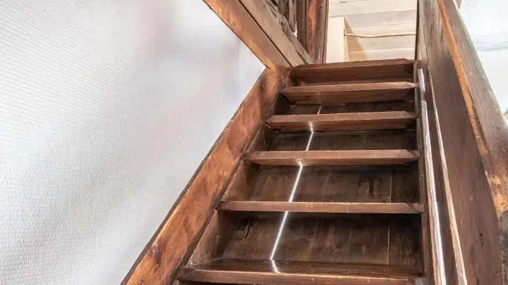 Escalier accès étage 1