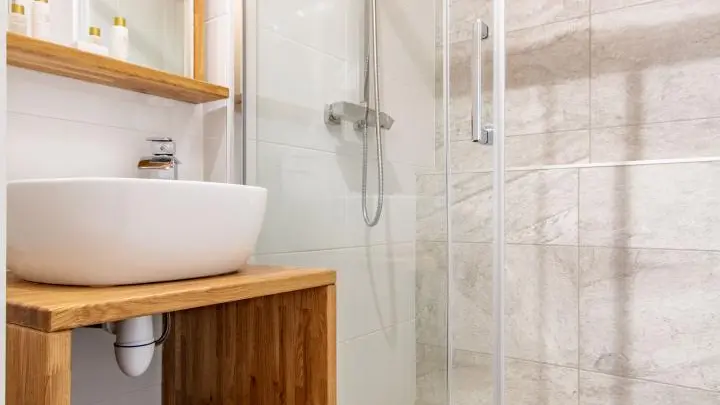 Salle d'eau (douche) de la chambre familiale à l'étage.