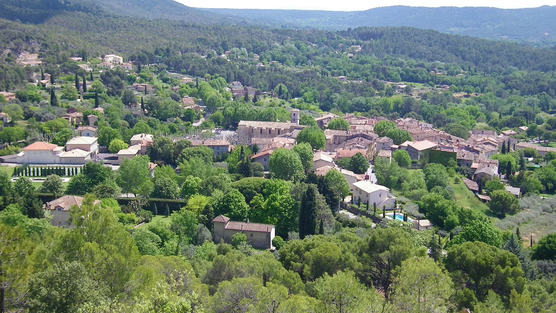 Vue sur le village de Villecroze