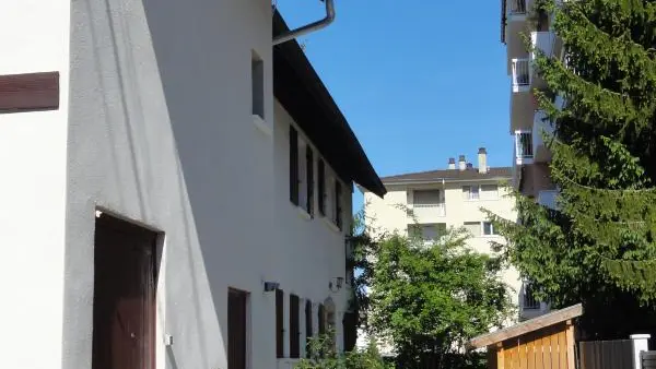 L'appartement bénéficie d'une entrée indépendante au nord (au premier plan à gauche). Notre maison se situe dans le prolongement.