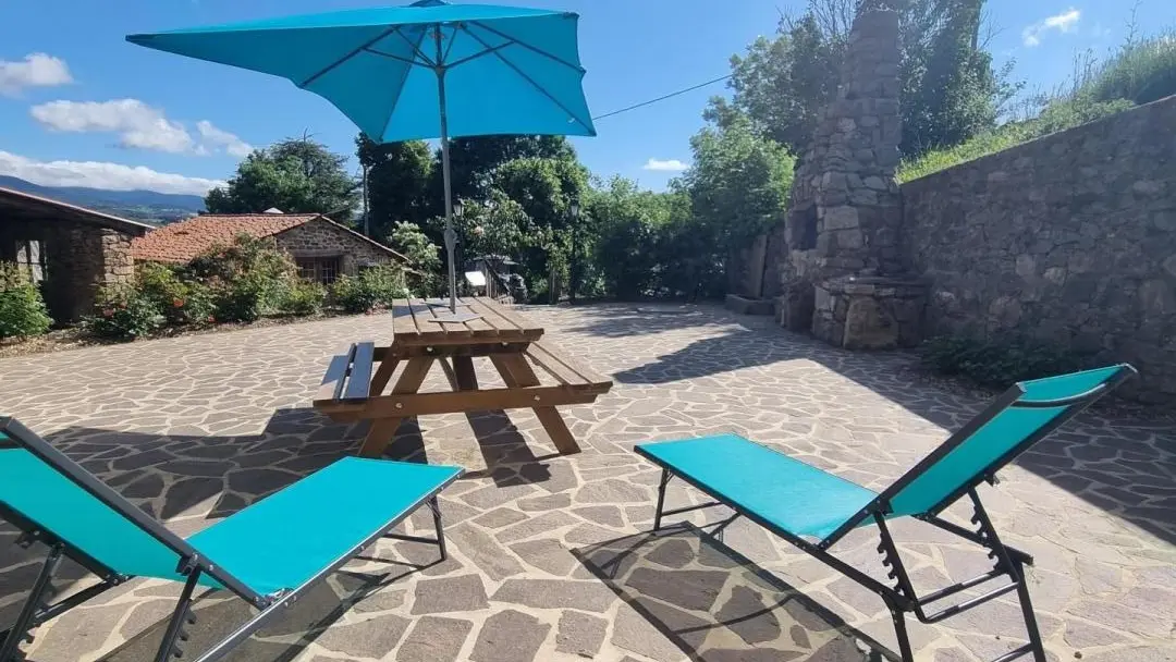 Terrasse d?environ 130m² privative au gîte.