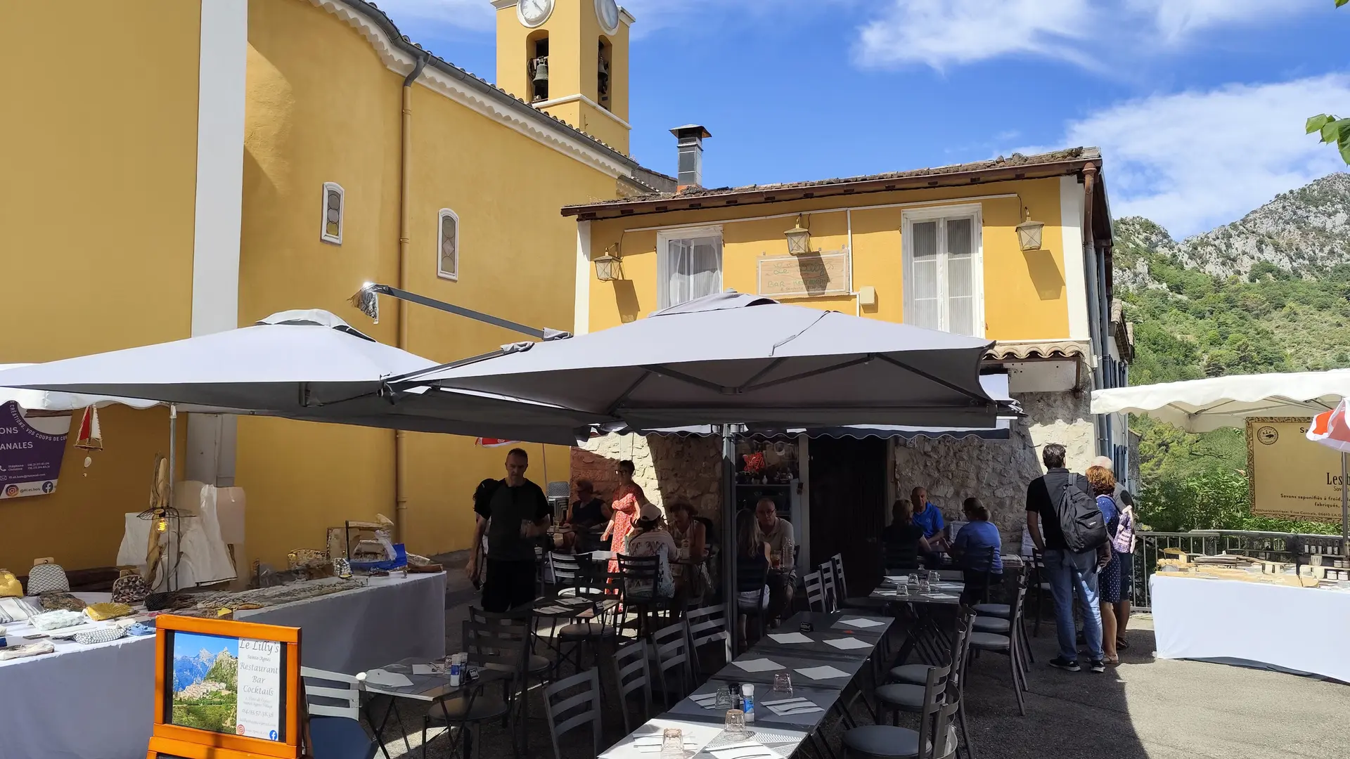 Le restaurant sur la place