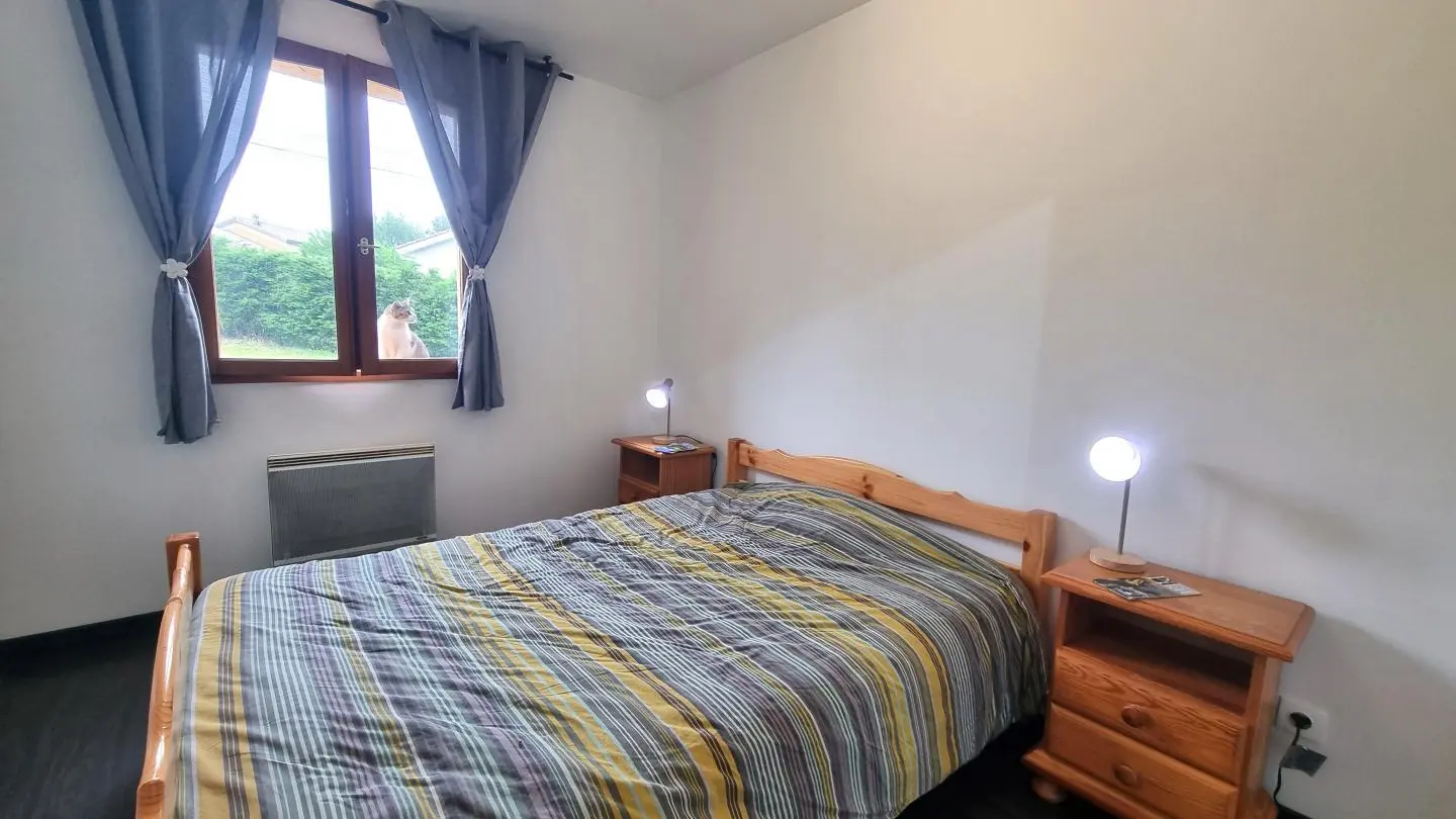 Chambre avec un lit 140.