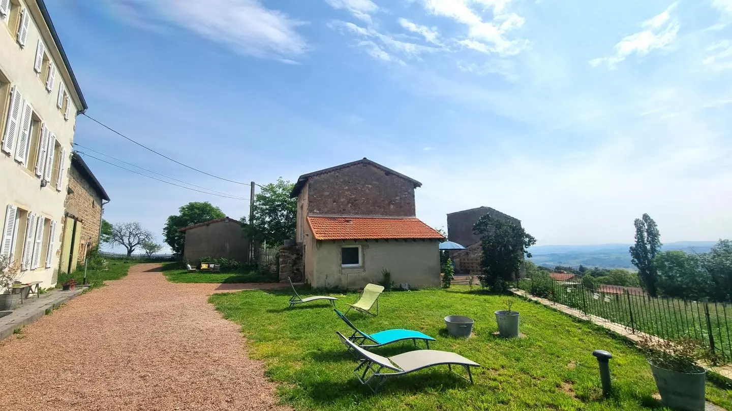 Domaine la Ferme des Galoches avec sa maison d'hôtes 8 personnes et son gîte indépendant 2/4 personnes.
