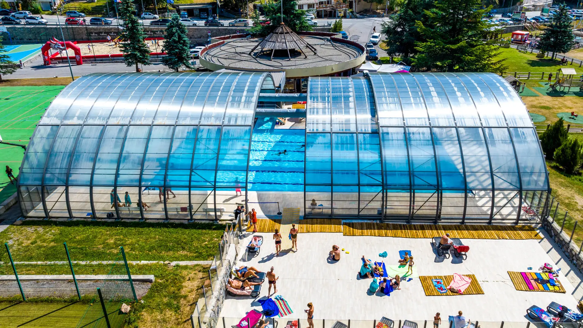 plage et toit ouvert de la piscine