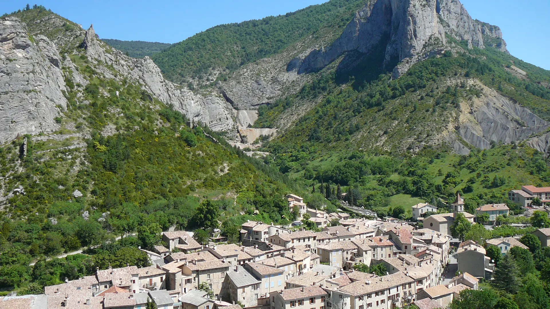 Le village d'Orpierre depuis les falaises du Puy