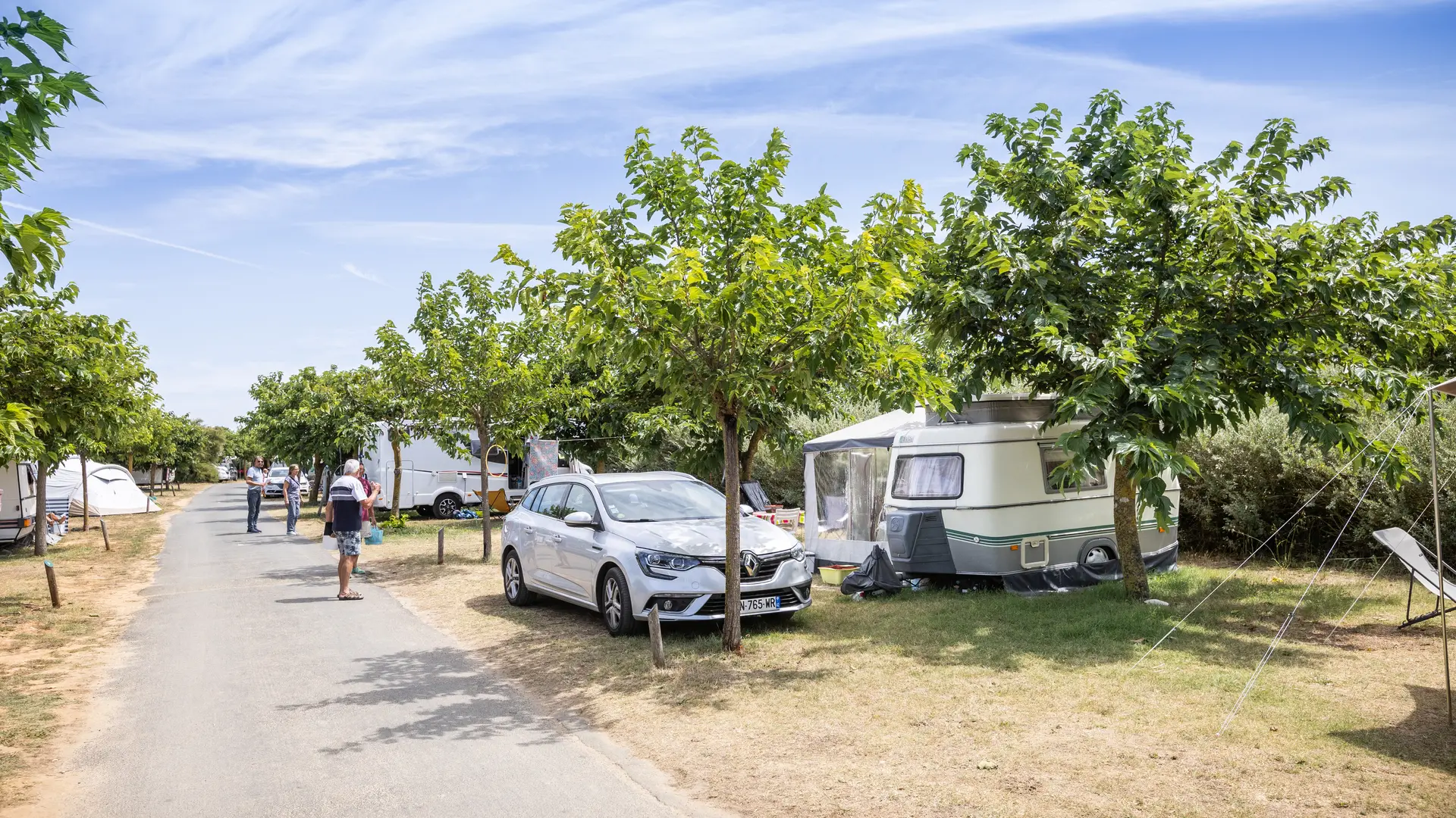 Zufahrt und Stellplätze