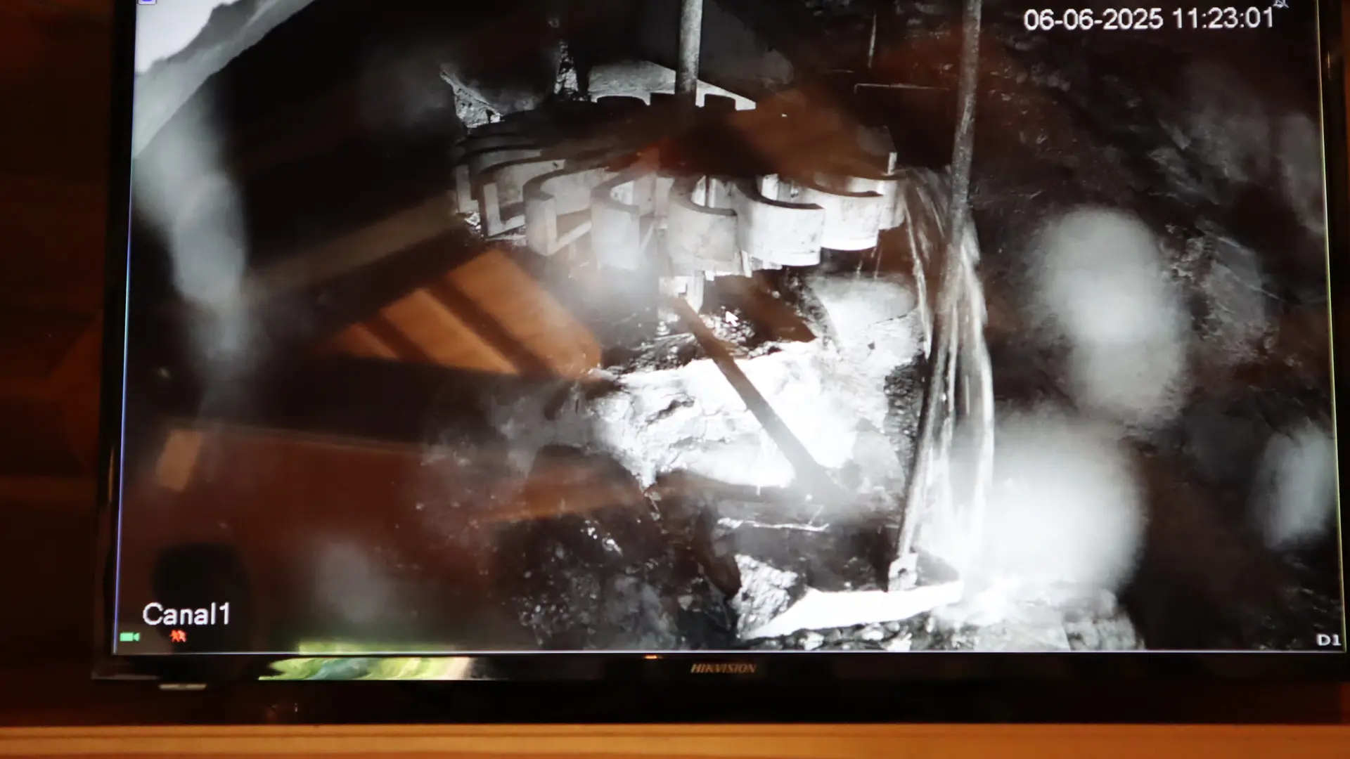 Live camera view of the hydraulic system under the Sachas mill