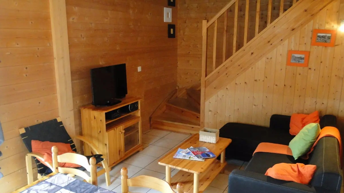 Location d'un chalet entre lac et montagne à Bernex - coin salon