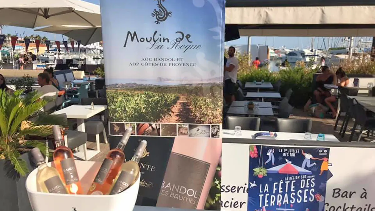 En terrasse, Dégustation des vins du Moulin de La Roque