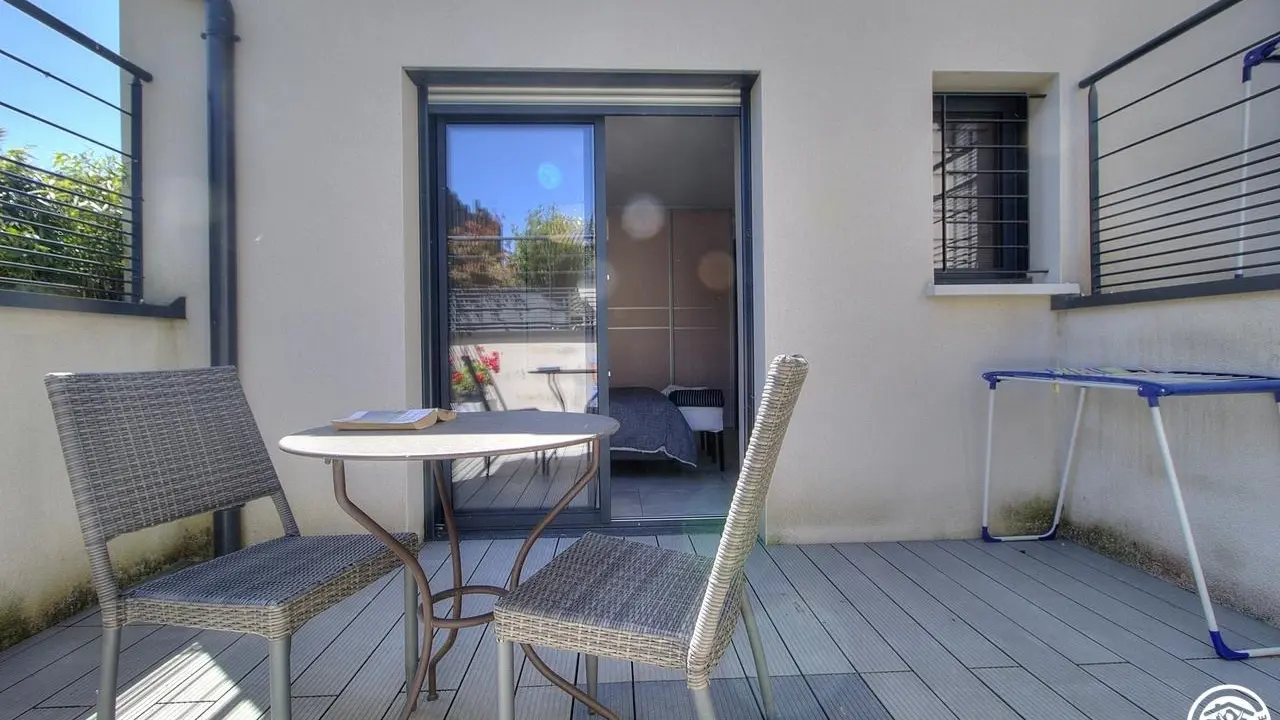 La terrasse située coté chambre