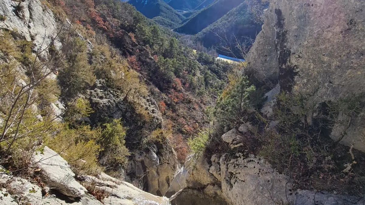 L'eau de fonte, rarement présente,  offre toutefois de beaux moments de rires ! Avec Ecrins Spéléo Canyon