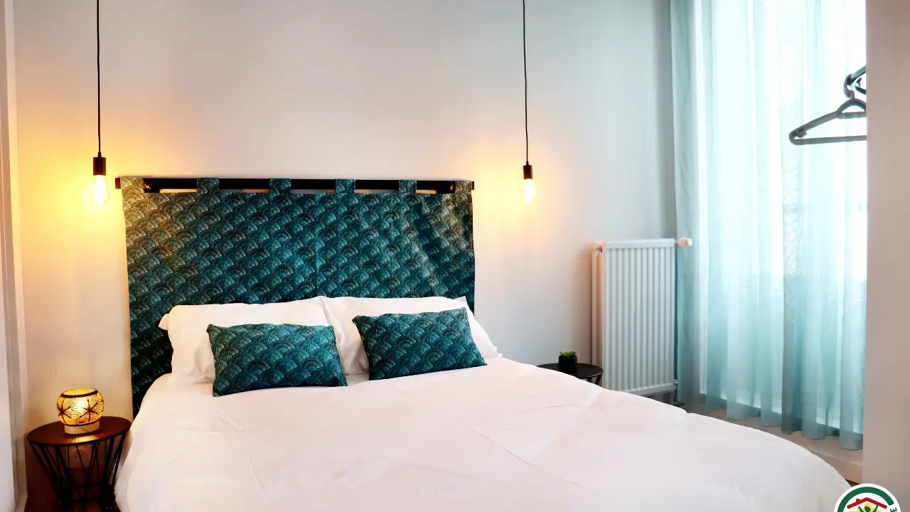 1er niveau : Chambre avec lit double (140x190) et salle d'eau privative, WC.