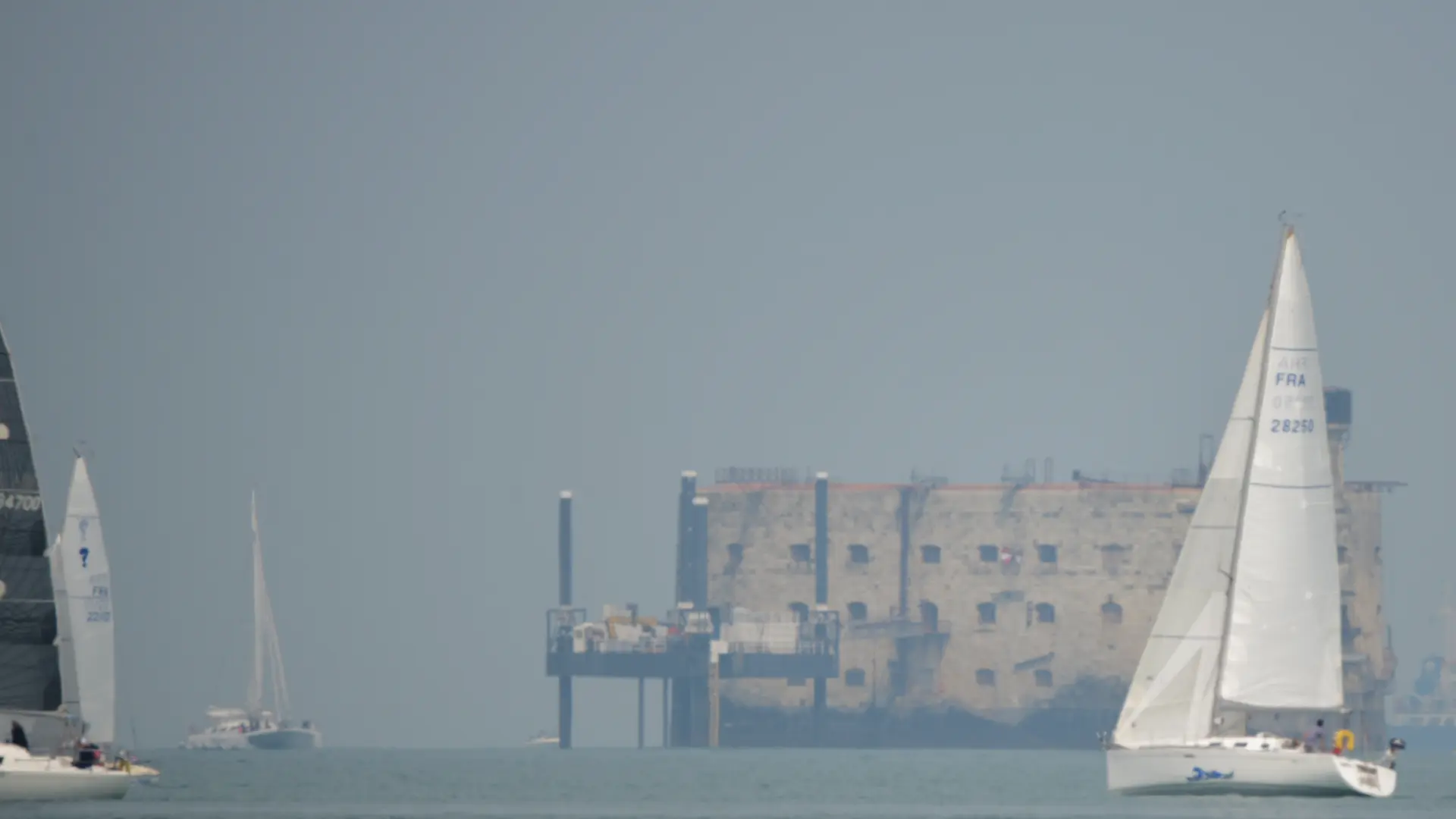 Navegar cerca del fuerte Boyard