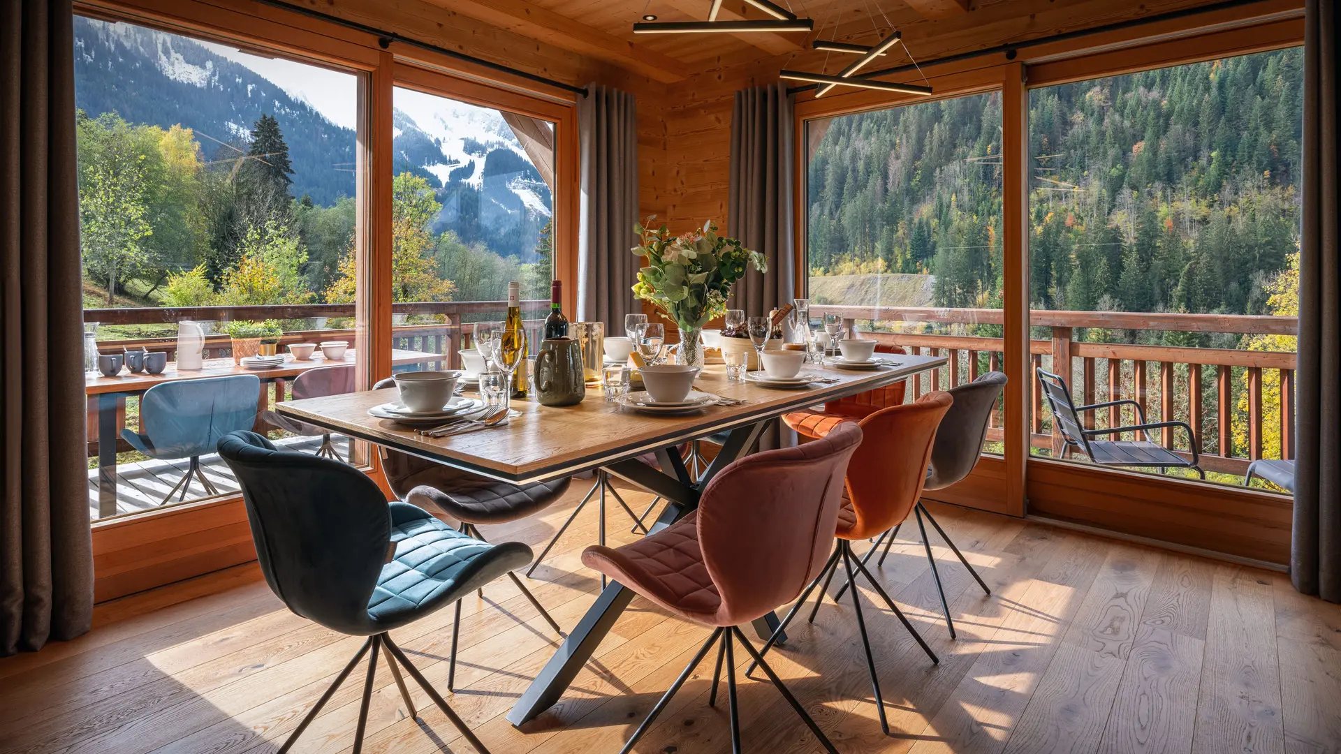 Salle à manger avec ses grandes baies vitrées donnant accès au balcon