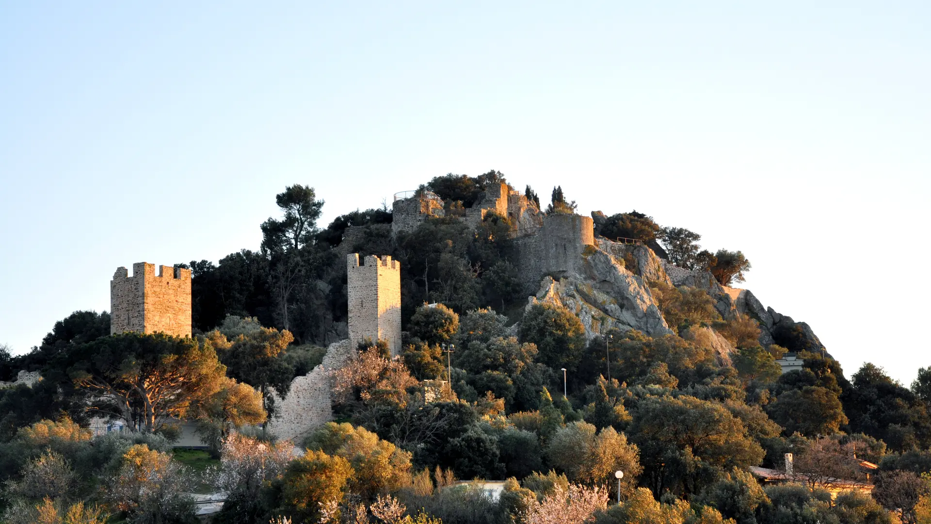 Remparts et vestiges du château des Seigneurs de Fos à Hyères