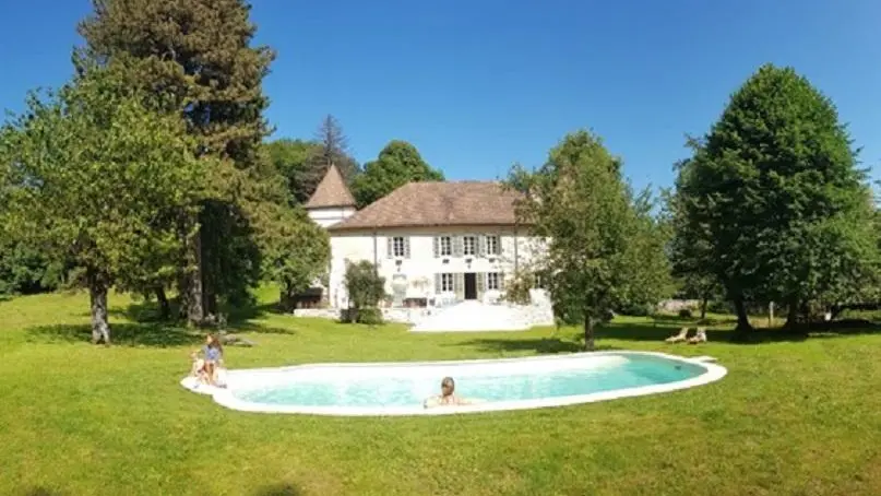 Château de Montanges avec sa terrasse