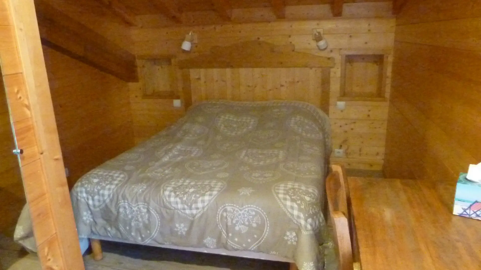 Chambre avec lit double/Bedroom with a double bed-Rosset Joly-Le Grand-Bornand