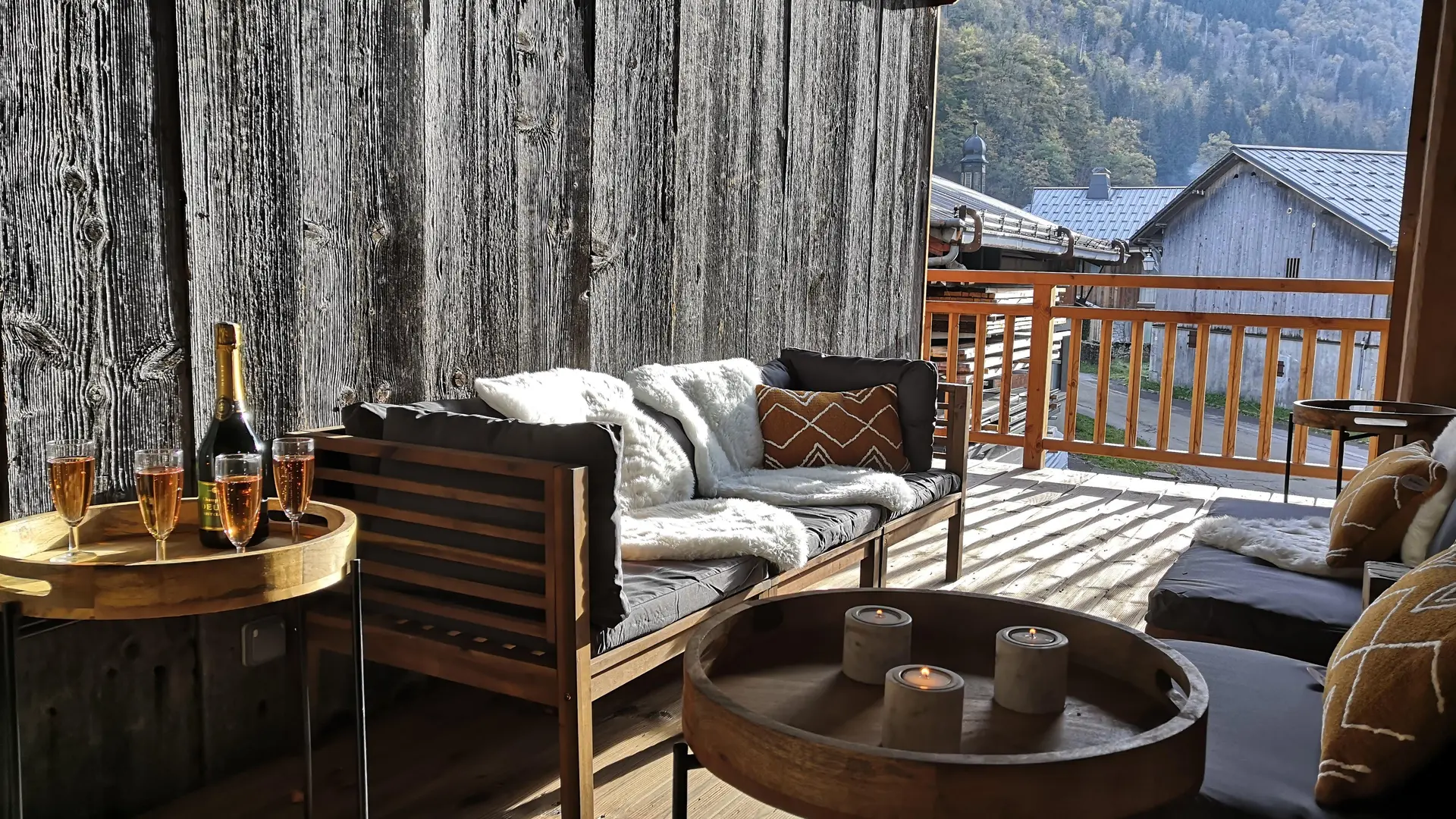 Terrasse ombragée avec salon de jardin
