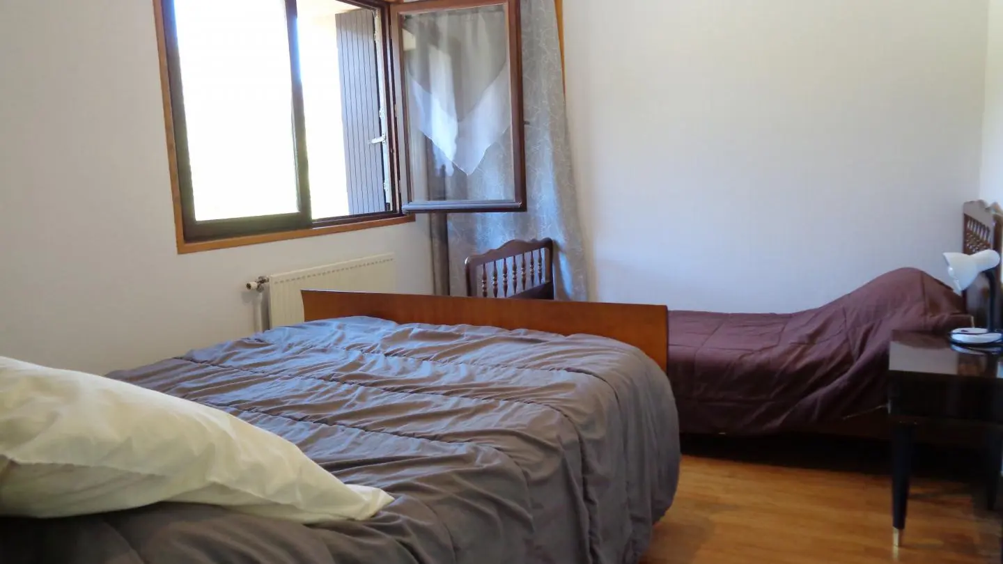Chambre avec 1 lit 140 et 1 lit 90.