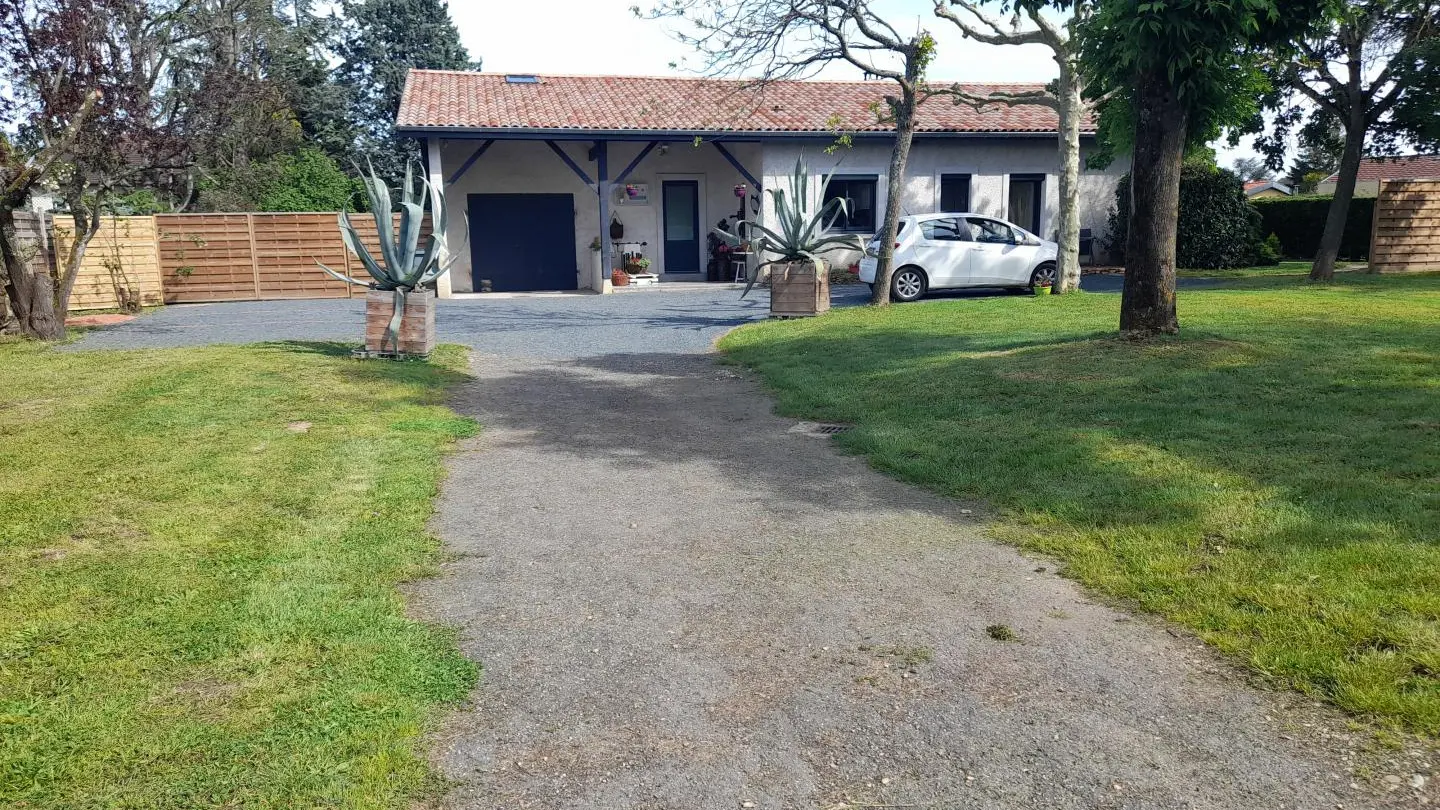 Entrée de la maison, parking