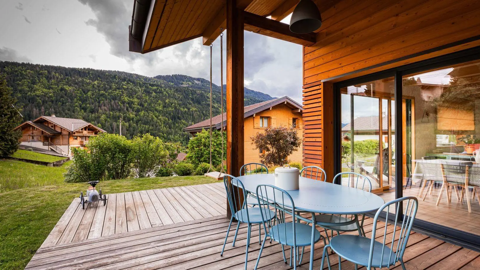Accessible depuis la cuisine, une terrasse abritée afin de profiter de la nature environnante