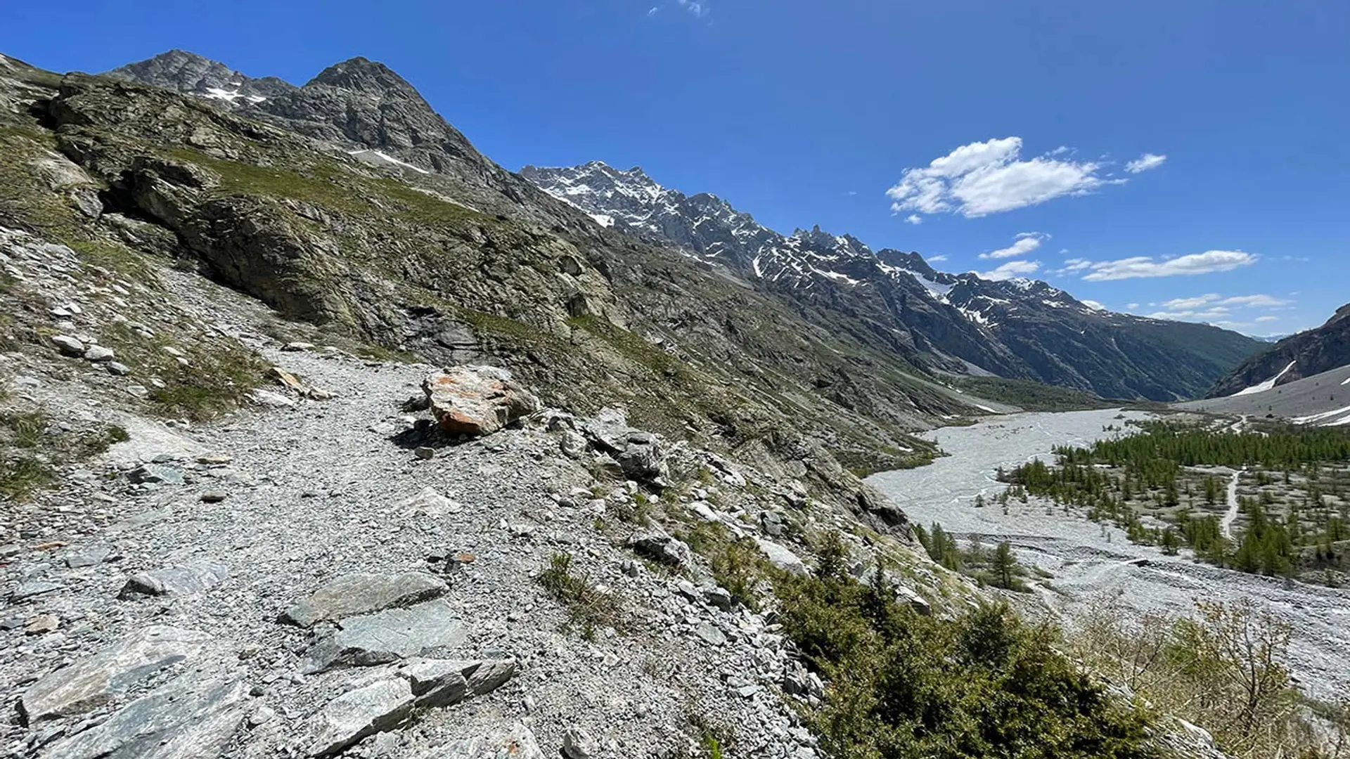 Marche d'approche sous le refuge du Glacier Blanc